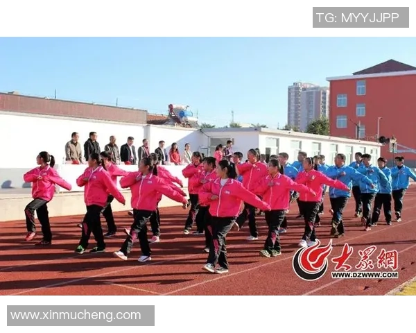 女子与足球明星亲密合影展现青春活力与梦想追逐的美好瞬间 女子与足球明星亲密合影展现青春活力与梦想追逐的美好瞬间